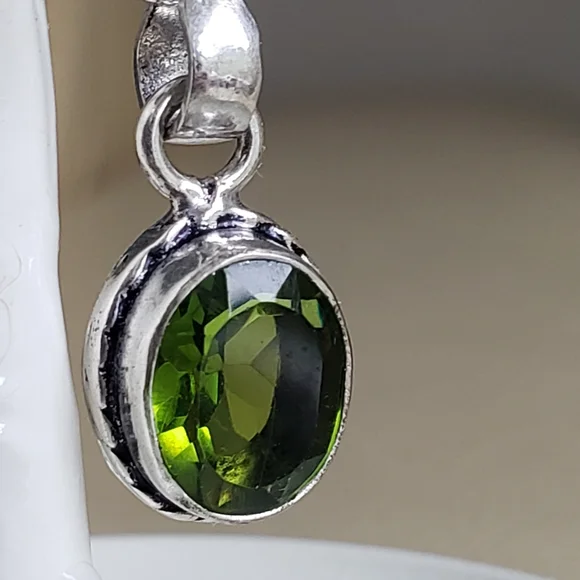 Peridot Gemstone & Silver Necklace,  Beautiful Faceting, Gorgeous Green, Chain - Picture 8 of 12